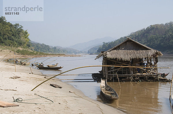 Schwimmende Shop am Mekong River  nahe Dorf  Indochina  Laos  Südostasien  Asien