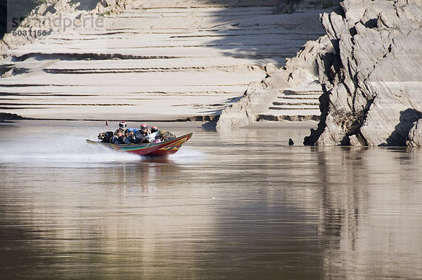 Lange Schwanz Boote  die Beförderung von Passagieren auf dem Mekong-Fluss aus Thailand  Luang Prabang  Laos  Indochina  Südostasien  Asien