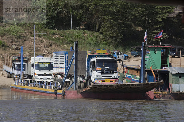 Fähre aus Thailand den Mekong Fluss in Richtung Laos  Südostasien  Asien