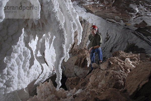 Gebogene Stalaktiten und Wand Schmelzstein reines Salz  in Höhle in Namakdan Salzstock  Qeshm Insel  Süden des Iran  Naher Osten