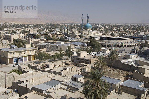 Hauptmoschee und neue Souk im Zentrum der Wüstenstadt  Lar City  Provinz Fars  Süden des Iran  Naher Osten