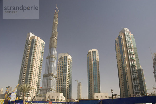 Neue Hochhäuser im Landesinneren von Jumeirah Bereich  Burj Dubai  das höchste Gebäude im Bau im Hintergrund  Dubai Creek  Dubai  Vereinigte Arabische Emirate  Naher Osten Welt