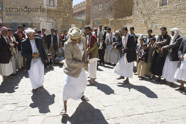 Traditionellen Tanz von Männern bei Hochzeitszeremonie in Dorfplatz  Thulla  in der Nähe von Sana  Jemen  Naher Osten