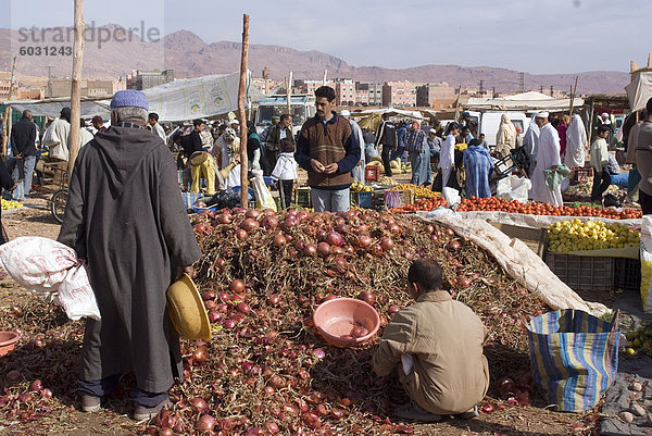 Zwiebeln bei der pro-Markt  Tinnerhir  Marokko  Nordafrika  Afrika