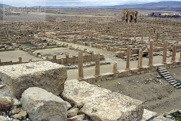 Blick vom Theater mit Blick auf die römische Seite des Timgad  UNESCO Weltkulturerbe  Algerien  Nordafrika  Afrika