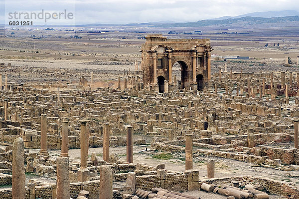 Blick vom Theater auf die römische Seite des Timgad  UNESCO World Heritage Site  Algerien  Nordafrika  Afrika