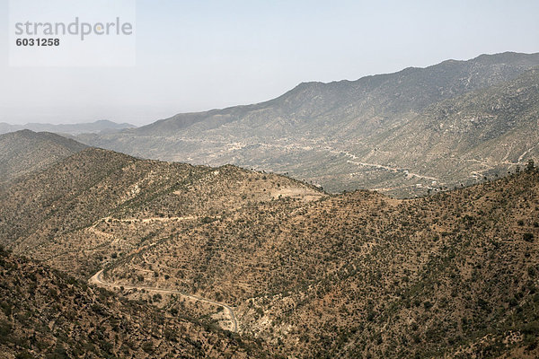 Die bergige Landschaft auf dem Weg zwischen Asmara und Massawa  Eritrea  Afrika