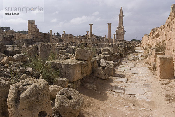 Phönizische Mausoleum und byzantinischen Mauer am römischen Standort von Sabratha  UNESCO World Heritage Site  Libyen  Nordafrika  Afrika