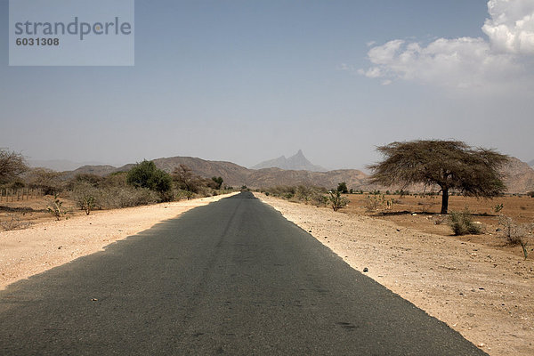 Eine leere Straße und der kargen Landschaft des westlichen Eritrea  Afrika