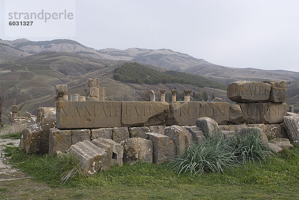 Inschriften am Standort römischen Djemila  UNESCO World Heritage Site  Algerien  Nordafrika  Afrika