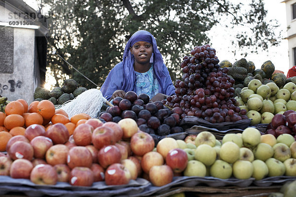 Ein Mädchen Obst im europäischen Viertel von Dschibuti  Dschibuti  Afrika zu verkaufen