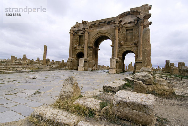 Bogen des Trajan  Roman Ruinen  Timgad  UNESCO-Weltkulturerbe  Algerien  Nordafrika  Afrika