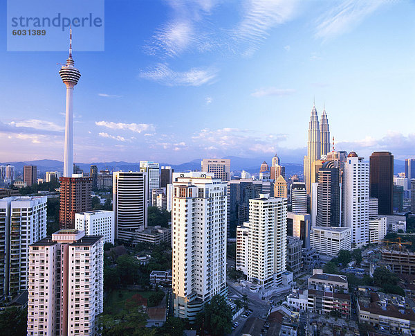 Die Skyline der Stadt  einschließlich die Zwillingstürme der Petronas Gebäude  Kuala Lumpur  Malaysia  Südostasien  Asien