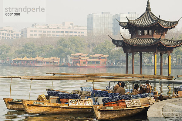 Ein Pavillon am Rande Gewässer West Lake  Hangzhou  Zhejiang Province  China  Asien