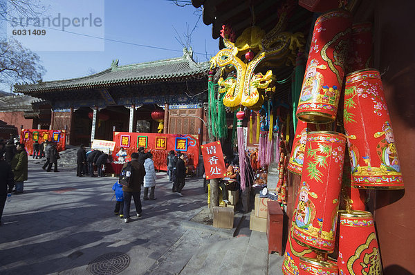 Dekorationen auf einer Messe Tempel  Donyue Tempel während Chinesisch Neujahr Spring Festival  Peking  China  Asien