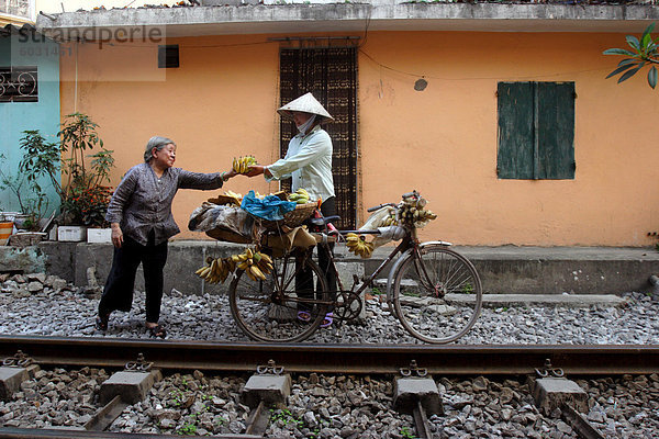 Verkauf von Bananen durch die Eisenbahn-tracks in zentrale Hanoi  Vietnam  Indochina  Südostasien  Asien