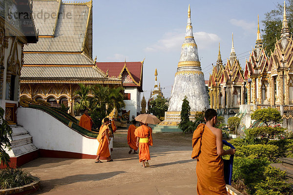 Junge Mönche beenden Lektionen an die buddhistischen Tempel  Pakse  südlichen Laos  Indochina  Südostasien  Asien