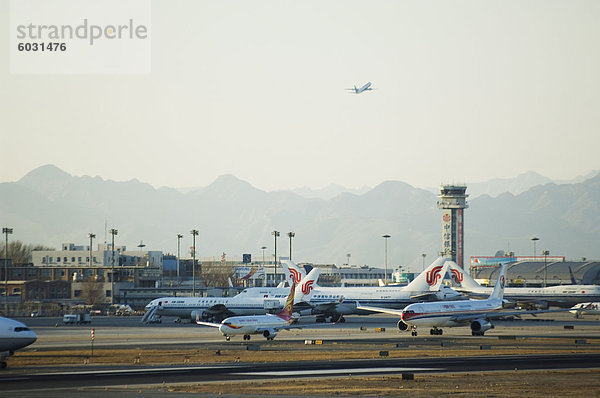 Flugzeuge abheben und dem Taxi-Ing auf der Landebahn am Beijing Capital Airport Teil des Terminal 3 Neubau eröffnet Februar 2008  zweitgrößte Gebäude der Welt  Peking  China  Asien