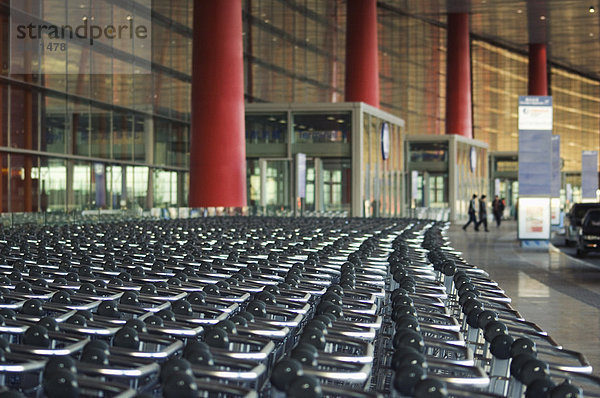 Hunderte von Trolleys am Beijing Capital Airport  Teil der neuen Terminal 3 Gebäude eröffnete Februar 2008  zweitgrößte Gebäude der Welt  Peking  China  Asien