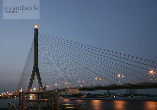 Die Rama-VIII-Brücke über den Chao Phraya River  Bangkok  Thailand  Südostasien  Asien
