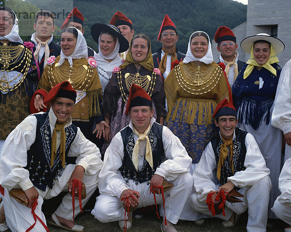Gruppe von Menschen in Kostümen  Ibiza  Balearen  Spanien  Europa