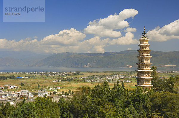 Einer der drei Pagoden und der Erhai See im Hintergrund  alte Stadt Dali  Provinz Yunnan  China  Asien