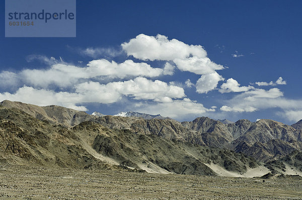 Indus-Tal und Ladakh-Range  Tikse (Tiksay)  Ladakh  indischen Himalaya  Indien  Asien