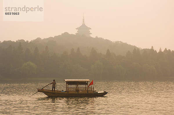 Boot auf West-Sees  Hangzhou  Provinz Zhejiang  China  Asien