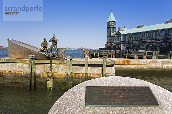 US-amerikanischer Kaufmann Mariners Memorial im Battery Park in Lower Manhattan  New York City  New York  Vereinigte Staaten von Amerika  Nordamerika