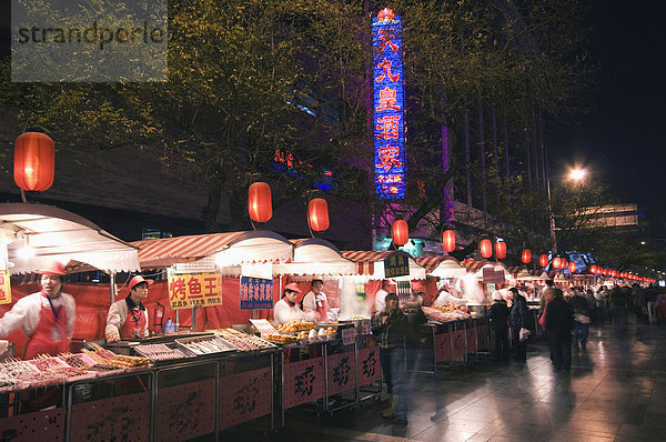 Eine Straße Markt verkaufen lokale Gerichte in Wangfujing Strasse  Peking  China  Asien einkaufen