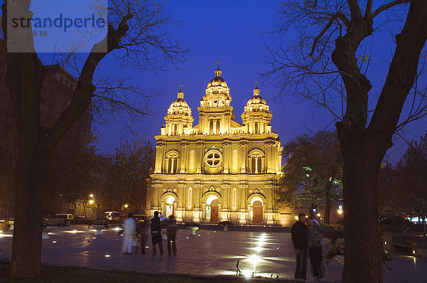 St. Josephs Kirche (im Osten) 1655 erbaut während der Herrschaft von Shunzhi  beleuchtet auf Wangfujing Einkaufsstraße  Beijing  China  Asien