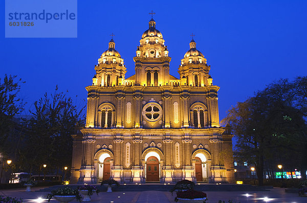 St. Josephs Kirche (im Osten) 1655 erbaut während der Herrschaft von Shunzhi  abends beleuchtet  Wangfujing Einkaufsstraße  Beijing  China  Asien