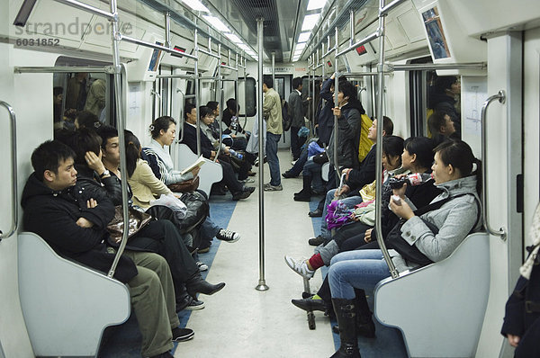 Passagiere auf der Beijing u-Bahn  Peking  China  Asien