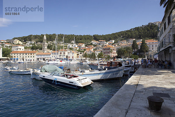 Der Hafen von Hvar  dalmatinische Küste  Kroatien  Europa