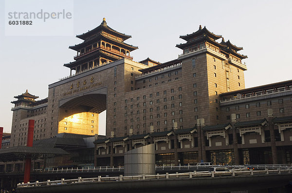 Chinesischen Stil und moderner Architektur kombiniert bei Beijing Westbahnhof  Peking  China  Asien