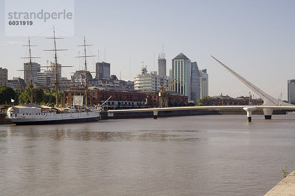 Blick Richtung Stadtzentrum von Puerto Madero  Buenos Aires  Argentinien  Südamerika