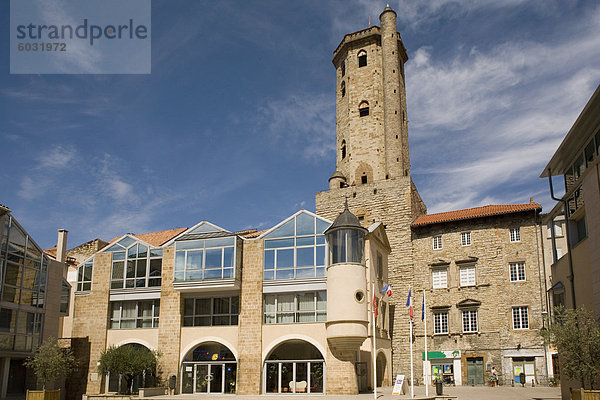 Beffroi und Hauptplatz  Millau  Aveyron  Frankreich  Europa