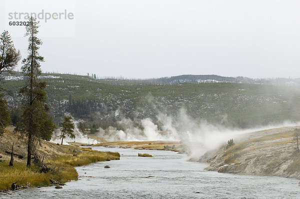 Firehole River in der Nähe von Lower Geyser Basin  Yellowstone National Park  UNESCO World Heritage Site  Wyoming  Vereinigte Staaten von Amerika  Nordamerika