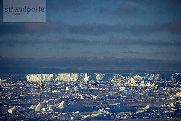 Eisberg und Packeis  Weddell-Meer  Antarktische Halbinsel  Antarktis  Polarregionen