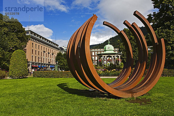 Skulptur vor dem West-Norwegen-Museum der dekorativen Kunst  Bergen  Norwegen  Skandinavien  Europa