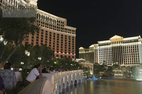 Das Bellagio Hotel Forground mit Caesars Palace in Hintergrund  Las Vegas  Nevada  Vereinigte Staaten von Amerika  Nordamerika
