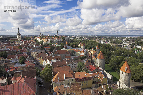 Mittelalterliche Stadtmauer  Wehrtürmen  Dächer der Altstadt  UNESCO-Weltkulturerbe und Toompea Hill  Tallinn  Estland  Baltikum  Europa