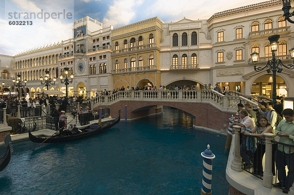 Im Venetian Hotel komplett mit Gondolieri und einer neu erstellten Venedig  vor allem eine Shopping Mall und Restaurantbereich  Las Vegas  Nevada  Vereinigte Staaten von Amerika  Nordamerika