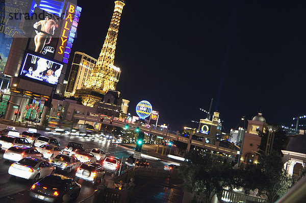 Strip (Las Vegas Boulevard)  mit dem Mini Eiffel Tower Paris Hotel  Las Vegas  Nevada  Vereinigte Staaten von Amerika  Nordamerika