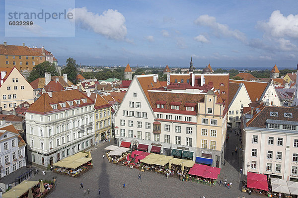 Altstädter Ring mit Café Vordächer  alte Stadt  UNESCO-Weltkulturerbe  Tallinn  Estland  Baltikum  Europa