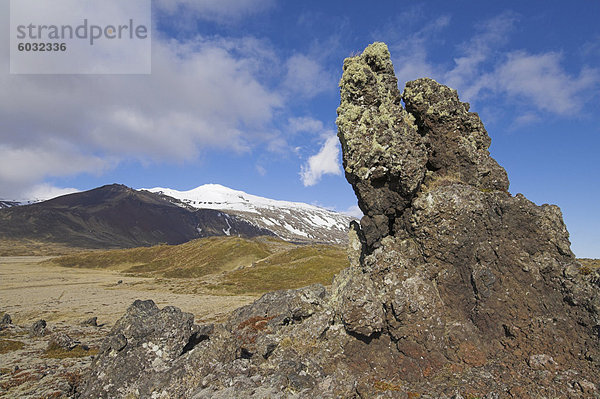 Lava Betten umgeben Snaefellsjökull  ein aktiver Strato Vulkan begrenzt in Schnee und Eis  auf der Halbinsel Snaefellsnes  Nord-West Bereich  Island  Polarregionen