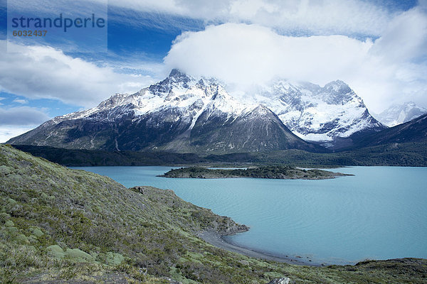 Cuernos del Paine (Hörner von Paine) und dem blauen Wasser des Sees Nordenskjöld  Torres del Paine Nationalpark  Patagonien  Chile  Südamerika