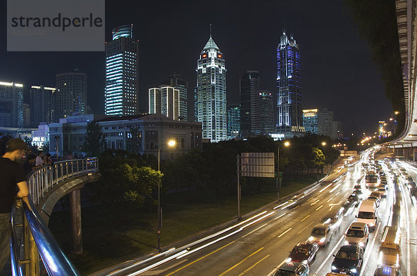 Auto Licht Wege und beleuchteten Gebäuden auf Peoples Square  Shanghai  China  Asien