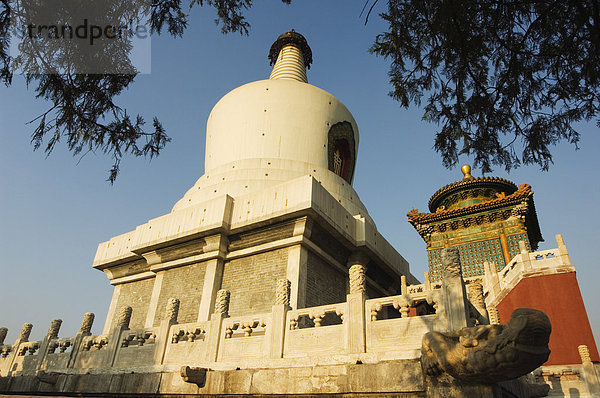 Baitai weiße Dagoba ursprünglich gebaut im Jahre 1651 für den Besuch des Dalai Lama  Beihai-Park  Peking  China  Asien