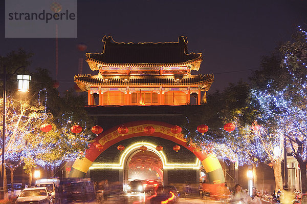Beleuchtete City Gate und Wachturm  Stadt Qufu  UNESCO Weltkulturerbe  Provinz Shandong  China  Asien